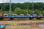 Zweiachsiger Flachwagen (Niederbordwagen) für Schotter und Sand, 43 84 3228 161-6 NL-RP, der NS Gattung Klmos 702, der Vermietungsfirma Railpro (voestalpine Railpro BV), am 24 August 2025 abgestellt im Zugverband in Betzdorf/Sieg.

Dieser Wagen ist geeignet für den Transport von Schotter, Sand oder anderen Schüttgütern. Der Wagen hat einen Stahlboden und feste Seitenwände, was ihn zu einem sehr robusten Wagen macht. Die Kopfteile können heruntergelassen werden, was es ermöglicht mit einem Bagger oder Kran über den Wagen bzw. Wagenzug zu fahren. Der KLMOS-Wagen hat eine maximale Ladekapazität von 25,4 Tonnen. Die Wagen wurden ursprünglich für die Niederländischen Eisenbahnen gebaut, sie haben eine Bilaterale Zulassung für Deutschland, Österreich, Belgien, Dänemark, Schweiz, Frankreich, Luxemburg, Niederlande und Italien.

TECHNISCHE DATEN des Wagens:
Spurweite: 1.435 mm (Normalspur)
Achsanzahl: 2
Länge über Puffer: 11.740 mm
Achsabstand: 8.000 mm
Länge der Ladeflächen: 10.300 mm
Breite der Ladefläche: 2.830 mm
Höhe Seitenwand: 650 mm
Ladefläche und -volumen: 29,3 m² / 19,3 m³
Eigengewicht: 12.010 kg
max. Zuladung: 25.400 kg (ab Streckenklasse C)
Bremse: O-GP (LL)
Bremssohle: IB 116
