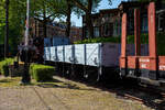 Der Schwellenwagen HSM 29045 GMW, ein dreiachsiger offener Güterwagen mit Bremserhaus der ehemaligen HSM - Hollandsche Spoorweg Maatschappij (Holländische Eisenbahn-Gesellschaft), teils auch als HIJSM - Hollandse IJzeren Spoorweg-Maatschappij geführt, am 29 April 2025 im Het Spoorwegmuseum (bis 2005 NSM - Nederlands Spoorwegmuseum / Niederländischen Eisenbahnmuseum) in Utrecht im Bahnhof Maliebaan.

Der Wagen vom Typ GMW der Serie 29041 – 29050 wurde 1911 durch die HIJSM Centrale Werkplaats in Haarlem (Zentralwerkstatt der HSM) gebaut. Bedingt durch den Ersten Weltkrieg wurde 1917 eine Zweckgemeinschaft der unabhängigen Eisenbahngesellschaften HSM und SS (Maatschappij tot Exploitatie van Staatsspoorwegen) gegründet. Die beiden Gesellschaften errichteten einen gemeinsamen Bahnbetrieb, blieben aber rechtlich unabhängig. Dies änderte sich 1938, als HIJSM und SS vollständig fusionierten und in der AG NS (Nederlandse Spoorwegen, früher Nederlandsche Spoorwegen geschrieben) aufgingen. Das Rollmaterial wurde bereits 1921 zusammengelegt, so wurden der Wagen zum NS 174545 nummeriert. Die Restaurierung des Wagens wurde zum Teil durch einen Beitrag der Freunde des Eisenbahnmuseums ermöglicht.

Sein Name hat nichts mit einer möglicherweise schwierigen Operation zu tun. HSM nutzt diesen offenen Güterwagen hauptsächlich zum Transport von Materialien für den Bau und die Instandhaltung der Eisenbahnstrecken. Sie transportieren unter anderem ... Schwellen. Dafür verfügen sie über einen breiteren Wagenkörper. Auch für den Transport von Schüttgut, wie beispielsweise Sand, eignet sich der Schwellenwagen sehr gut. Die offenen Wagen lassen sich durch Aufklappen der dreiteiligen Seitenwände bequem beladen und entleeren. Auffälliges Merkmal dieses Wagens ist das Bremserhaus. Jeder Wagen verfügt über einen eigenen Bremser, der den Wagen auf Zeichen des Lokführers, entsprechend bremst bzw. zum Stehen bringt. Nach Einführung der durchgehenden Westinghouse-Bremse sind die Bremserhäuser nicht mehr erforderlich. Jeder Wagen verfügt dann über eine Bremse, die mit der Lokomotive gekoppelt ist. Dadurch kann der Lokführer den Zug vollständig zum Stehen bringen.

TECHNISCHE DATEN:
Spurweite: 1.435 mm (Normalspur)
Anzahl der Achsen: 3
Länge über Puffer: 10.445 mm
Achsabstand: 5.000 mm (2 x 2.500 mm)
Länge der Ladefläche: 13.000 mm
Ladefläche: 24,157 m²
Leergewicht: 11.360 kg
Max. Zuladung: 20.000 kg
Höchstgeschwindigkeit: 80 km/h
