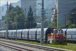 Beim Zementwerk Hatschek nahe dem Bahnhof von Gmund, rangiert die kleine diesel-elektrische Robot Lok 120 am 17.09.2018 die G�terwagen im Au�enbereich des Betriebes.