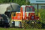 Beim Zementwerk Hatschek nahe dem Bahnhof von Gmund, rangiert die kleine diesel-elektrische Robot Lok 120 am 17.09.2018 morgens mit einem einzelnen G�terwagen im Au�enbereich des Betriebes.