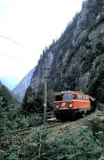 ÖBB 1042.060-2 mit Güterzug in Gesäuse Eingang am 14.08.1986.