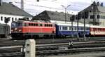 ÖBB 1042.651, der erste Wagen ist ein Schürzenwagen Nr.654 001, eingesetzt als Schulungswagen in Attnang-Pucheim am 07.10.1981.