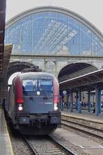 Kurz vor der Abfahrt hat Railjet Lok 1116 211 eine Panne, ein Lokwechsel wird vorgenommen. Budapest Keleti 08.05.2026