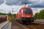 Der Taurus II, die �BB 1116 049 (91 81 1116 049-8 A-�BB) der �BB-Produktion GmbH f�hrt am 11 Juni 2026, mit einem Autotransportzug der Rail Cargo Group (Doppelstock-Autotransportwaggon der Gattung Laaers (560.2) beladen mit Autos der Ingolst�dter Marke mit vier Ringen), durch Kirchen/Sieg in Richtung K�ln. Links im Bild die ehemalige Lokfabrik Arnold Jung wo �ber 12.000 Loks entstanden, darunter die letzte Dampflok der Deutschen Bundesbahn, die 23 105.

Der Taurus II, eine elektrische Universallokomotive vom Typ SIEMENS ES64U2 wurde 2002 von Siemens unter der Fabriknummer 20478 gebaut und an die �BB (�sterreichische Bundesbahnen) als 1116 049-6 geliefert. Sie hat die Zulassungen f�r �sterreich, Deutschland, Ungarn und die Slowakei (D/A/H/SK). Sie ist z.Z. an die Rail Cargo Hungaria Zrt. (Budapest) vermietet.
