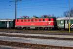 Die 1141.20 (91 81 1141 020-6 A-�GEG) der �GEG - �sterreichische Gesellschaft f�r Eisenbahngeschichte GmbH, ex �BB 1141 020-6, ex �BB 1141.20, ist am 03. April 2025 beim Bahnhof Timelkam abgestellt. 

Die vierachsige elektrische Universallokomotive 1957 von der Simmering-Graz-Pauker AG (SGP) in Graz, unter der Fabriknummer 56361, gebaut, bei dieser Lok ist die elektrische Ausr�stung von AEG-Union. Als �BB 1141.21 wurde sie an die �sterreichische Bundesbahnen geliefert. 1986 f�hrten auch die �BB EDV-gerechte Triebfahrzeugnummern ein. Aufgrund des zukunftssicheren Bezeichnungssystems waren die �nderungen �berschaubar. Die Ordnungsnummern wurden mit einer vorgesetzten Null dreistellig, der Punkt zwischen Stamm- und Ordnungsnummer entfiel und die Selbstkontrollziffern wurden erg�nzt, so wurde aus dieser die �BB 1141 021-4 als diese fuhr sie bis zu ihrer Ausmusterung im Jahr 2003 und wurde dann zum 01. Dezember 2003 an die �GEG verkauft.

Die Lokomotiven der Reihe 1141 der �sterreichischen Bundesbahnen (�BB) waren vierachsige elektrische Universallokomotiven die von 1955 bis 2003 im Einsatz waren. Die Maschinen wurden von Simmering-Graz-Pauker gebaut und stellen eine Weiterentwicklung der Reihe 1041 dar.
