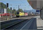 Die �BB 1016 020-0 und die �BB 1144 204-5 warten mit einem G�terzug beladen den ausgedienten Streckengeleisechen G�tzis und Rankweil in Feldkirch auf die Abfahrt in Richtung Arlberg. 21. April 2026