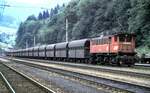 ÖBB 1245.007-8 mit einem langen Erz-Ganzzug aus Eisenerz in Hieflau am 14.08.1986.