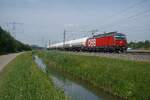 �BB 1293 196 zieht am 27 Mai 2026 bei Valburg ein Gaskesselwagenzug nach Emmerich.