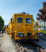 Nach fast 40 Jahren im Einsatz, nach erfolgreichen Retrofit/Modernisierung bald wieder im Einsatz. Plasser & Theurer präsentierte auf der 29. Internationale Ausstellung Fahrwegtechnik 2025 (iaf) in Münster (hier am 20 Mai 2025) die Retrofit/Modernisierte Breitspur Universalstopfmaschine 08 - 275 UNIMAT (Baujahr 1985), EST-GTRCK 99 26 0221 002-1, der estnischen Gleisbauunternehmen GoTrack.

Retrofits von Plasser & Theurer überzeugen immer mehr Kunden. 2023 entschied sich auch das estnische Gleisbauunternehmen GoTrack, einen Unimat 08-275 mit Baujahr 1985 komplett überholen und modernisieren zu lassen. 

GoTrack ist eines der größten Bahninfrastruktur-Unternehmen in Estland. Gegründet im Jahr 2005, schloss es bereits eine Vielzahl unterschiedlicher Projekte erfolgreich ab: Verlegung neuer Schienen, Wartung bestehender Gleise, Design und Bau von Zugsicherungssystemen, Oberleitungen und Bahnübergängen. Dabei setzte das dynamische und qualitätsbewusste Team seit Langem auch auf Maschinen Plasser & Theurer aus Linz/Donau (A). Bisher wurden nur gebrauchte Maschinen zumeist in Finnland erworben (die Spurweiten in Estland und Finnland sind ja fast gleich, 1.520 mm bzw. 1.524 mm) und in den eigenen Werkstätten in Schuss gehalten. Die erforderlichen Ersatzteile wurden in der Regel direkt von Plasser & Theurer bezogen. Daraus entwickelte sich im Lauf der Jahre eine erfolgreiche Partnerschaft.

Im Jahr 2021 erhielt Plasser & Theurer eine Anfrage von Ersatzteilen für die große Überholung von dem Unimat 08-275 mit Baujahr 1985. Die Arbeiten wollte GoTrack wie gewohnt vom eigenen Personal vor Ort durchführen lassen. Aus der Anfrage wurde jedoch ein Gespräch über die Möglichkeiten, die P&T im Rahmen einer derartigen Überholung anbieten konnten. Das Thema „Retrofit“, also Überholung inklusive Modernisierung, kam auf den Tisch. Und es sollte nicht lange dauern, bis die Fachleute von GoTrack erkannten, dass die Vorteile dieses Angebots klar überwogen

Umfassende Überholung und Einbau moderner Komponenten
Nach der Vertragsunterzeichnung wurde der Unimat 08-275 im Juli 2024 noch in Estland bei GoTrack komplett demontiert und am Ende des Monats in Linz angeliefert. Von der Originalmaschine blieben nur der Fahrgestellrahmen, der Dieseltank und der Hydrauliktank sowie die drei Kabinen.

Die Liste an Komponenten, die eingebaut wurden, umfasste zahlreiche Bauteile:
•	Komplett neues Design und neue ergonomische Ausstattung für drei Kabinen (inklusive Heizsysteme, Klimaanlagen und Scheibenheizungen)
•	Neuer Dieselmotor
•	Generalüberholte Drehgestelle
•	Generalüberholtes Bremssystem
•	Neues Hydrauliksystem
•	Neues Elektriksystem inklusive Umrüstung auf LED-Lichtsystem
•	Upgrade auf SmartALC und DRP
•	Generalüberholte Stopfaggregate
•	Drehzahlsteuerung für die Stopfaggregate
•	Generalüberholtes Hebe- und Richtaggregat

TECHNISCHE DATEN:
Spurweite: 1.520 mm (Breitspur)
Länge über Puffer: 19.140 mm
Drehzapfenabstand: 11.500 mm
Achsanzahl: 4
Höchstgeschwindigkeit: 90 km/h eigen / 100 km/h geschleppt
Max. Achslast: 13,5 t
Bremse: KE-GP mZ (K)
Bremssohle: J 816
