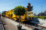 Nach fast 40 Jahren im Einsatz, nach erfolgreichen Retrofit/Modernisierung bald wieder im Einsatz. Plasser & Theurer präsentierte auf der 29. Internationale Ausstellung Fahrwegtechnik 2025 (iaf) in Münster (hier am 20 Mai 2025) die Retrofit/Modernisierte Breitspur Universalstopfmaschine 08 - 275 UNIMAT (Baujahr 1985), EST-GTRCK 99 26 0221 002-1, der estnischen Gleisbauunternehmen GoTrack.

Retrofits von Plasser & Theurer überzeugen immer mehr Kunden. 2023 entschied sich auch das estnische Gleisbauunternehmen GoTrack, einen Unimat 08-275 mit Baujahr 1985 komplett überholen und modernisieren zu lassen. 

GoTrack ist eines der größten Bahninfrastruktur-Unternehmen in Estland. Gegründet im Jahr 2005, schloss es bereits eine Vielzahl unterschiedlicher Projekte erfolgreich ab: Verlegung neuer Schienen, Wartung bestehender Gleise, Design und Bau von Zugsicherungssystemen, Oberleitungen und Bahnübergängen. Dabei setzte das dynamische und qualitätsbewusste Team seit Langem auch auf Maschinen Plasser & Theurer aus Linz/Donau (A). Bisher wurden nur gebrauchte Maschinen zumeist in Finnland erworben (die Spurweiten in Estland und Finnland sind ja fast gleich, 1.520 mm bzw. 1.524 mm) und in den eigenen Werkstätten in Schuss gehalten. Die erforderlichen Ersatzteile wurden in der Regel direkt von Plasser & Theurer bezogen. Daraus entwickelte sich im Lauf der Jahre eine erfolgreiche Partnerschaft.

Im Jahr 2021 erhielt Plasser & Theurer eine Anfrage von Ersatzteilen für die große Überholung von dem Unimat 08-275 mit Baujahr 1985. Die Arbeiten wollte GoTrack wie gewohnt vom eigenen Personal vor Ort durchführen lassen. Aus der Anfrage wurde jedoch ein Gespräch über die Möglichkeiten, die P&T im Rahmen einer derartigen Überholung anbieten konnten. Das Thema „Retrofit“, also Überholung inklusive Modernisierung, kam auf den Tisch. Und es sollte nicht lange dauern, bis die Fachleute von GoTrack erkannten, dass die Vorteile dieses Angebots klar überwogen

Umfassende Überholung und Einbau moderner Komponenten
Nach der Vertragsunterzeichnung wurde der Unimat 08-275 im Juli 2024 noch in Estland bei GoTrack komplett demontiert und am Ende des Monats in Linz angeliefert. Von der Originalmaschine blieben nur der Fahrgestellrahmen, der Dieseltank und der Hydrauliktank sowie die drei Kabinen.

Die Liste an Komponenten, die eingebaut wurden, umfasste zahlreiche Bauteile:
•	Komplett neues Design und neue ergonomische Ausstattung für drei Kabinen (inklusive Heizsysteme, Klimaanlagen und Scheibenheizungen)
•	Neuer Dieselmotor
•	Generalüberholte Drehgestelle
•	Generalüberholtes Bremssystem
•	Neues Hydrauliksystem
•	Neues Elektriksystem inklusive Umrüstung auf LED-Lichtsystem
•	Upgrade auf SmartALC und DRP
•	Generalüberholte Stopfaggregate
•	Drehzahlsteuerung für die Stopfaggregate
•	Generalüberholtes Hebe- und Richtaggregat

TECHNISCHE DATEN:
Spurweite: 1.520 mm (Breitspur)
Länge über Puffer: 19.140 mm
Drehzapfenabstand: 11.500 mm
Achsanzahl: 4
Höchstgeschwindigkeit: 90 km/h eigen / 100 km/h geschleppt
Max. Achslast: 13,5 t
Bremse: KE-GP mZ (K)
Bremssohle: J 816
