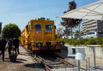 Nach fast 40 Jahren im Einsatz, nach erfolgreichen Retrofit/Modernisierung bald wieder im Einsatz. Plasser & Theurer präsentierte auf der 29. Internationale Ausstellung Fahrwegtechnik 2025 (iaf) in Münster (hier am 20 Mai 2025) die Retrofit/Modernisierte Breitspur Universalstopfmaschine 08 - 275 UNIMAT (Baujahr 1985), EST-GTRCK 99 26 0221 002-1, der estnischen Gleisbauunternehmen GoTrack.

Retrofits von Plasser & Theurer überzeugen immer mehr Kunden. 2023 entschied sich auch das estnische Gleisbauunternehmen GoTrack, einen Unimat 08-275 mit Baujahr 1985 komplett überholen und modernisieren zu lassen. 

GoTrack ist eines der größten Bahninfrastruktur-Unternehmen in Estland. Gegründet im Jahr 2005, schloss es bereits eine Vielzahl unterschiedlicher Projekte erfolgreich ab: Verlegung neuer Schienen, Wartung bestehender Gleise, Design und Bau von Zugsicherungssystemen, Oberleitungen und Bahnübergängen. Dabei setzte das dynamische und qualitätsbewusste Team seit Langem auch auf Maschinen Plasser & Theurer aus Linz/Donau (A). Bisher wurden nur gebrauchte Maschinen zumeist in Finnland erworben (die Spurweiten in Estland und Finnland sind ja fast gleich, 1.520 mm bzw. 1.524 mm) und in den eigenen Werkstätten in Schuss gehalten. Die erforderlichen Ersatzteile wurden in der Regel direkt von Plasser & Theurer bezogen. Daraus entwickelte sich im Lauf der Jahre eine erfolgreiche Partnerschaft.

Im Jahr 2021 erhielt Plasser & Theurer eine Anfrage von Ersatzteilen für die große Überholung von dem Unimat 08-275 mit Baujahr 1985. Die Arbeiten wollte GoTrack wie gewohnt vom eigenen Personal vor Ort durchführen lassen. Aus der Anfrage wurde jedoch ein Gespräch über die Möglichkeiten, die P&T im Rahmen einer derartigen Überholung anbieten konnten. Das Thema „Retrofit“, also Überholung inklusive Modernisierung, kam auf den Tisch. Und es sollte nicht lange dauern, bis die Fachleute von GoTrack erkannten, dass die Vorteile dieses Angebots klar überwogen

Umfassende Überholung und Einbau moderner Komponenten
Nach der Vertragsunterzeichnung wurde der Unimat 08-275 im Juli 2024 noch in Estland bei GoTrack komplett demontiert und am Ende des Monats in Linz angeliefert. Von der Originalmaschine blieben nur der Fahrgestellrahmen, der Dieseltank und der Hydrauliktank sowie die drei Kabinen.

Die Liste an Komponenten, die eingebaut wurden, umfasste zahlreiche Bauteile:
•	Komplett neues Design und neue ergonomische Ausstattung für drei Kabinen (inklusive Heizsysteme, Klimaanlagen und Scheibenheizungen)
•	Neuer Dieselmotor
•	Generalüberholte Drehgestelle
•	Generalüberholtes Bremssystem
•	Neues Hydrauliksystem
•	Neues Elektriksystem inklusive Umrüstung auf LED-Lichtsystem
•	Upgrade auf SmartALC und DRP
•	Generalüberholte Stopfaggregate
•	Drehzahlsteuerung für die Stopfaggregate
•	Generalüberholtes Hebe- und Richtaggregat

TECHNISCHE DATEN:
Spurweite: 1.520 mm (Breitspur)
Länge über Puffer: 19.140 mm
Drehzapfenabstand: 11.500 mm
Achsanzahl: 4
Höchstgeschwindigkeit: 90 km/h eigen / 100 km/h geschleppt
Max. Achslast: 13,5 t
Bremse: KE-GP mZ (K)
Bremssohle: J 816
