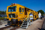 Nach fast 40 Jahren im Einsatz, nach erfolgreichen Retrofit/Modernisierung bald wieder im Einsatz. Plasser & Theurer präsentierte auf der 29. Internationale Ausstellung Fahrwegtechnik 2025 (iaf) in Münster (hier am 20 Mai 2025) die Retrofit/Modernisierte Breitspur Universalstopfmaschine 08 - 275 UNIMAT (Baujahr 1985), EST-GTRCK 99 26 0221 002-1, der estnischen Gleisbauunternehmen GoTrack.

Retrofits von Plasser & Theurer überzeugen immer mehr Kunden. 2023 entschied sich auch das estnische Gleisbauunternehmen GoTrack, einen Unimat 08-275 mit Baujahr 1985 komplett überholen und modernisieren zu lassen. 

GoTrack ist eines der größten Bahninfrastruktur-Unternehmen in Estland. Gegründet im Jahr 2005, schloss es bereits eine Vielzahl unterschiedlicher Projekte erfolgreich ab: Verlegung neuer Schienen, Wartung bestehender Gleise, Design und Bau von Zugsicherungssystemen, Oberleitungen und Bahnübergängen. Dabei setzte das dynamische und qualitätsbewusste Team seit Langem auch auf Maschinen Plasser & Theurer aus Linz/Donau (A). Bisher wurden nur gebrauchte Maschinen zumeist in Finnland erworben (die Spurweiten in Estland und Finnland sind ja fast gleich, 1.520 mm bzw. 1.524 mm) und in den eigenen Werkstätten in Schuss gehalten. Die erforderlichen Ersatzteile wurden in der Regel direkt von Plasser & Theurer bezogen. Daraus entwickelte sich im Lauf der Jahre eine erfolgreiche Partnerschaft.

Im Jahr 2021 erhielt Plasser & Theurer eine Anfrage von Ersatzteilen für die große Überholung von dem Unimat 08-275 mit Baujahr 1985. Die Arbeiten wollte GoTrack wie gewohnt vom eigenen Personal vor Ort durchführen lassen. Aus der Anfrage wurde jedoch ein Gespräch über die Möglichkeiten, die P&T im Rahmen einer derartigen Überholung anbieten konnten. Das Thema „Retrofit“, also Überholung inklusive Modernisierung, kam auf den Tisch. Und es sollte nicht lange dauern, bis die Fachleute von GoTrack erkannten, dass die Vorteile dieses Angebots klar überwogen

Umfassende Überholung und Einbau moderner Komponenten
Nach der Vertragsunterzeichnung wurde der Unimat 08-275 im Juli 2024 noch in Estland bei GoTrack komplett demontiert und am Ende des Monats in Linz angeliefert. Von der Originalmaschine blieben nur der Fahrgestellrahmen, der Dieseltank und der Hydrauliktank sowie die drei Kabinen.

Die Liste an Komponenten, die eingebaut wurden, umfasste zahlreiche Bauteile:
•	Komplett neues Design und neue ergonomische Ausstattung für drei Kabinen (inklusive Heizsysteme, Klimaanlagen und Scheibenheizungen)
•	Neuer Dieselmotor
•	Generalüberholte Drehgestelle
•	Generalüberholtes Bremssystem
•	Neues Hydrauliksystem
•	Neues Elektriksystem inklusive Umrüstung auf LED-Lichtsystem
•	Upgrade auf SmartALC und DRP
•	Generalüberholte Stopfaggregate
•	Drehzahlsteuerung für die Stopfaggregate
•	Generalüberholtes Hebe- und Richtaggregat

TECHNISCHE DATEN:
Spurweite: 1.520 mm (Breitspur)
Länge über Puffer: 19.140 mm
Drehzapfenabstand: 11.500 mm
Achsanzahl: 4
Höchstgeschwindigkeit: 90 km/h eigen / 100 km/h geschleppt
Max. Achslast: 13,5 t
Bremse: KE-GP mZ (K)
Bremssohle: J 816
