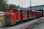 . D 12; O & K  Diesel-hydraulische Lokomotive; Typ 316 V6 D; Bj 1959; 6 Zyl Motor  mit 10850 ccm; 140 Ps bei 1500 U/min, Spurweite 760 mm, Höhe 2905 mm; Breite 2350mm; Achsstand 1500mm; Dienstgewicht 18 t;; die Lok steht mit einer Reihe von Wagen des Dampfzuges der Zillertalbahn im Bahnhofsbereich von Jenbach abgestellt.  25.08.2016