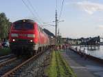 225 028-0 und eine weitere unerkannt gebliebene 225er ziehen am 16.08.2011 einen auf Grund der Arlbergsperre umgeleiteten Güterzug, bestehend aus 6 Wagen, zwischen Bregenz und Lindau am