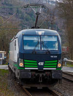 Die an die TX Logistik AG (Troisdorf) vermietete Siemens Vectron AC 193 234 (91 80 6193 234-2 D-ELOC) der European Locomotive Leasing, fhrt am 20.04.2021 mit einem KLV-Zug durch Kirchen (Sieg) in