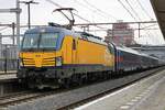 NS 193 263 steht mit ein 2,5 Stunde versp�teter NightJet aus Innsbruck am 22 November 2025 in Amersfoort.