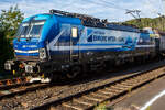 Die an die RTB Cargo vermietete Siemens Vectron MS - 6193 945-3 (91 80 6193 945-3 D-ELOC) der ELL - European Locomotive Leasing (Wien) f�hrt am 06 Juli 2026 mit einem langen gedeckten G�terzug (Schiebewandwagen der Gattung Habbiins) durch den Bahnhof Betzdorf (Sieg) in Richtung K�ln.

Die SIEMENS Vectron MS - 6.4 MW wurde 2022 von Siemens in M�nchen-Allach unter der Fabriknummer 22989 gebaut. Sie ist in der Variante A10-7i ausgef�hrt und hat so die Zulassungen f�r Deutschland, �sterreich, Polen, Tschechien, Slowakei, Ungarn, Niederlande und Rum�nien (D / A / PL / CZ / SK / H / NL und RO).

So besitzt die Variante MS A10 folgende Zugsicherungssysteme: ETCS BaseLine 3, sowie f�r Deutschland (PZB90 / LZB80 (CIR-ELKE I)), f�r �sterreich (ETCS Level 1 mit Euroloop, ETCS Level 2, PZB90 / LZB80), f�r Polen (SHP), f�r Tschechien und die Slowakei (LS (Mirel)), f�r Ungarn (ETCS Level 1, EVM (Mirel)) f�r die Niederlande (ETCS Level 1, ETCS Level 2, ATB-EGvV) und f�r Rum�nien (PZB90).