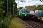 Da bin ich noch mit dem einem Güterzug beschäftigt, da kommt schon ein Gegenzug. Die sehr neue an die SETG - Salzburger Eisenbahn TransportLogistik GmbH vermietete SIEMENS Vectron MS 7193 104 „Der Fuchs“ (91 80 7193 104-5 D-ATLU) der Alpha Trains Belgium N.V. fährt am 21 August 2025 mit einem Kalkzug (Wagen der Gattung Tads) durch den Bahnhof Scheuerfeld/Sieg in Richtung Siegen.

Die Multisystemlokomotive Siemens Vectron MS wurde 2025 von SIEMENS Mobilitiy in München-Allach unter der Fabriknummer 23858 gebaut. Sie wurde in der Variante MS A54 ausgeführt und hat so die Zulassungen und Länderpakete für Deutschland, Österreich, Belgien, die Niederlande, Tschechien, die Slowakei, Ungarn, Rumänien und Polen. Für Serbien (SRB), Bulgarien (BG) und Kroatien (HR) sind auch Zulassungen vorgesehen, aber ist z.Z. noch durchgestrichen.

So besitzt die Variante MS A54 folgende Zugsicherungssysteme: ETCS BaseLine 3, sowie für Deutschland (PZB90 / LZB80 (CIR-ELKE I)), für Österreich (ETCS Level 1 mit Euroloop, ETCS Level 2, PZB90 / LZB80), für Belgien (ETCS L1, ETCS L2, TBL1+), für die Niederlande (ETCS Level 1, ETCS Level 2, ATB-EGvV), für Tschechien und die Slowakei (LS (Mirel)), für Ungarn (ETCS Level 1, EVM (Mirel)), für Polen (SHP) und für Rumänien, Serbien, Bulgarien und Kroatien (PZB90).
