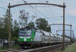 SETG 193 728 'LUCHS' durchfahrt am 5 Juni 2024 mit der Sinterzug Hulten und wird vom offenbarer Weg beim bekannter Bahnbergang fotografiert.