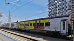 Farbenfroher railjet Personenwagen, aufgenommen bei der Ausfahrt aus dem Hauptbahnhof von Wien. 04.05.2026