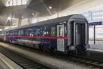 Ein Personenwagen des Nightjetzuges, mit Bestuhlung, am Ende eines nightjet Zuges im Bahnhof von Wien.