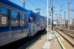 Die ČD 380 017-4 (91 54 7380 017-4 CZ-ČD) steht am 04 April 2025 im Hauptbahnhof Linz/Donau mit dem EC 334 nach Praha hlavní nádraží (Prag Hbf) zur Abfahrt bereit.
