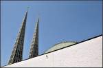 Augsburg/199714/-zwei-spitzen-kuppel-und-mauer . Zwei Spitzen, Kuppel und Mauer - Don-Bosco-Kirche in Augsburg (Jonas)
