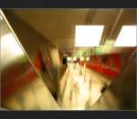 . Rolltreppenfahrt - Fotoexperiment von Jonas im Mnchener U-Bahnhof Moosfeld: die Kamera war auf die fahrende Rolltreppe gestellt, bei einer Belichtungszeit von 3,2 sek.