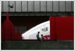Der TGV zu seinem Vorstellungsbesuch im Stuttgarter Hauptbahnhof. Irgendwie erinnert der Zug auf dem Bild an den Kopf eines Tieres. Whrend das Drumherum relativ dunkel ist, ist der TGV schn im Licht. Passend die den Zug betrachtenden Personen, strend die Frau links. Ein kleines Extra die Taube hinter der Milchglasscheibe.