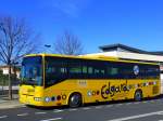 Frankreich, Languedoc, Gard, Calvisson, die  Edgard  Autobusse des Conseil Gnral du Gard sind im ganzen Dpartement du Gard anzutreffen. Hier ein Iveco Irisbus Recreo vor einer Schule in Calvisson. 02.02.2014 