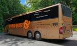 MB vom OMNI-Bus aus Polen steht im Juni 2024 auf dem Parkplatz am Königsstuhl auf Rügen