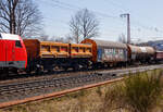 Zweimuldiger vierachsiger Drehgestell-Schüttgutkippwagen mit elektrohydraulischer Betätigung, 33 53 6770 130-7 RO-DBSR, der Gattung Fans 128, der Deutsche Bahn Cargo Romania SRL (ex DB Schenker Rail Romania SRL), am 12 April 2025 im Zugverband bei der Durchfahrt in Rudersdorf (Kr. Siegen).

Der zweimuldige Drehgestell-Schüttgutkippwagen (Zweiseiten-Kastenkipper) ist für den Transport von feuchtigkeitsunempfindlichen Schüttgütern wie z.B. Splitt, Kies, Schotter, erdfeuchtem Sand, Bodenaushub oder Bauschutt vorgesehen. Der Wagen besitzt einen elektrohydraulischen Kippantrieb und eine speicherprogrammierbare Steuerung (SPS). Entwickelt und in Serie gebaut wurde der Kastenkipper vom FEW Fahrzeug- und Entwicklungswerk Blankenburg (Harz) der DB AG. Die Drehgestelle liefert das Werk Halle, die Wagenkästen fertigen das Werk Kaiserlautern und DWA Niesky.

Für den Einsatz als Einzelwagen, in Wagengruppen oder beim Massenschüttgut-Transport in Ganzzügen besitzt er eine autarke Wagentechnik, die eine von äußeren Energiequellen unabhängige Entladung ermöglicht. Das Schüttgut kann als Nah- oder Weitablage abgegeben werden. Das Schüttgut beiden Seiten gekippt werden. Der Wagen verfügt über zwei getrennt kippbare Mulden. Die Wagen haben eine Batterie die über Achsgeneratoren (hier im Bild an der 2. Achse von rechts) aufgeladen werden.

TENISCHE DATEN:
Erstes Lieferjahr: 1996
Spurweite: 1.435 mm (Nprmalspur)
Länge über Puffer: 11.600 mm
Drehzapfenabstand: 6.580 mm
Achsabstand im Drehgestell: 1.800 mm
Drehgestell-Bauart: Y 25 Lsd 1 - 629
Laufraddurchmesser: 920 mm (neu)
Laderaum: 2 x 18,0 m³
Ladefläche: 2 × 12,0 m²
Höhe der Beladeöffnung: 3.512 mm
Kippwinkel des Kastens: 45°
Kippantrieb Energieversorgung: autark, über Batterie laden über Achsgenerator
Kippantrieb Kapazitätsverbrauch pro Entladung: 5 bis 10 (Ah)
Kippbewegungen: über zwei Hydraulikzylinder je Kasten
Höchstgeschwindigkeit: 120 km/h (leer) / 100 km/h (beladen)
Eigengewicht: 19.120 kg
Maximales Ladegewicht: 60,8 t (ab Streckenklasse D4)
Kleinster bef. Gleisbogenradius: 75 m
Bremse: KE-GP-A (LL)
Bremssohle: IP 116
Intern. Verwendungsfähigkeit: RIV

Der Wagen ist zum Transport von witterungsunempfindlichem Schüttgut (mit einer max. Kantenlänge von 40 cm). Der Aufbau besteht aus zwei einzeln kippbaren Kästen mit einem Fassungsvermögen von je 18 m³, die wahlweise nach rechts oder links gekippt werden können. Dabei besteht die Möglichkeit, die Abwurfweite in zwei Stufen zu variieren; „nah“ für die Tiefbunkerentleerung und „weit“ für das ebenerdige Abkippen. Für die Bedienung des Wagens befinden sich an den Stirnwänden zwei diagonal angeordnete Bedientableaus. Der gesamte Kippvorgang erfolgt nach Vorwahl der gewünschten Funktion vollautomatisch. Die entsprechenden Magnetventile werden dabei elektrisch angesteuert. Bei Ausfall des elektrohydraulischen Kippantriebes (z.B. entladene Batterie) können mittels Handpumpe und Betätigung der Handnotbetätigung an der entsprechenden Wegeventilgruppe die Hydraulikzylinder bewegt werden. Eine detaillierte Anweisung für das Vorgehen bei Ausfall ist in jedem Wagen im Batteriekasten deponiert.
