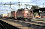 Da Nr.914 und 925 vor einem langen Güterzug fährt durch Hallsberg am 13.08.1985.