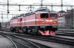 Foto von Kenth Öhlin in Sammlung von Karl Sauerbrey: SJ Rc 1 Nr.1010 und Rc 4 Nr.1263 in Hallsberg im Mai 1979.