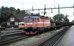 SJ Rc 2Nr.1077 mit Güterzug in Halsberg am 10.08.1985.