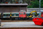 Der Bautraktor bzw. das Baudienstfahrzeug SBB Tm 232 025-7 (Tm 98 85 5 232 025-7 CH SBBI) der SBB Infrastruktur, ex SBB Tm III 9562 (Tm III Baudienst), steht am 02 August 2025 in Airolo. Aufnahme aus einem RE heraus.

Der Tm 232 025-7 wurde 1986 von RACO Saurer und als Tm III 9562 an die SBB geliefert, 2005 erfolgte die Modernisierung (Retrofit und Neumotorisierung) durch Stadler  Winterthur  AG  (Winpro  AG)  und  Windhoff  Bahn- und Anlagentechnik GmbH und die Umzeichnung in SBB Tm 232 025-7.

Der Baudiensttraktor Tm III ist ein bei der Schweizerischen Bundesbahn zahlreich vorhandenes und aufgrund seiner vielfältigen Einsatzmöglichkeiten beliebtes Arbeitsfahrzeug. Die Traktoren sind nur etwas in die Jahre gekommen. Das Beschaffungsprogramm lief zwischen 1976 – 1988 und umfasste insgesamt 103 Fahrzeuge, hiervon waren 90 mit Ladekran und 13 mit Hebebühne ausgerüstet. Die Fahrzeuge weisen zwar alle noch einen guten Erhaltungszustand auf, genügen aber hinsichtlich der Leistungsfähigkeit nicht mehr den Anforderungen des modernen Eisenbahnbetriebes. Die Gründe hierfür sind, die Schwache Motorisierung, die geringe Höchstgeschwindigkeit und Zugkraft, zudem befassen sie kein Zugsicherungssystem.

Das Konsortium bestehend aus der Stadler Winterthur AG  (Winpro AG)  und der  Windhoff  Bahn- und Anlagentechnik GmbH in Rheine (D) haben für die SBB insgesamt 52 dieser 2-achsigen Traktionsfahrzeuge für die Baudienste  (Traktoren) des Typs Tm 232 modernisiert. Im Februar 2006 wurde das letzte Fahrzeug übergeben. Das Retrofitprogramm umfasste die Steigerung der Fahrzeugleistung (Höchstgeschwindigkeit von 60 auf 80 km/h / Zugkraft um ca. 80-100 %) und die umweltgerechte Motorisierung/EURO III, den Einbau des Zugssicherungssystems und die Erneuerung des Krans mit erhöhter Leistungsfähigkeit. Das Auftragsvolumen lag bei rund 26 Mio. CHF, eine Neuanschaffung hätte das Doppelte gekostet. 

Die revidierten Fahrzeuge dienen der aktuellen Flottenpolitik der Divison Infrastruktur, da diese Art von Fahrzeugen einen wesentlichen Bestandteil aller Traktoren der Baudienste der SBB ausmacht. Die 103 Basis-Fahrzeuge des Typs Tm III (Baudienst) beschaffte die SBB in den Jahren 1976-1988. Stadler Winterthur und Windhoff haben zwischen Februar 2004 und Februar 2006 insgesamt 52 dieser Fahrzeuge im Rhythmus von 2 Wochen nach jeweils rund 10 Wochen Revisionszeit pro Fahrzeug abliefern. Die SBB setzt diese revidierten Fahrzeuge landesweit ein, unter anderem in Regionen mit Tunnelbautätigkeiten. Mit dem Einbau des neuen Motors können die Verordnungen betreffend Emissionswerte nach EURO III dank integriertem Partikelfilter eingehalten werden. Die technischen Anforderungen an das Retrofitprogramm beinhalteten folgende Punkte. Die Höchstgeschwindigkeit konnte auf 80km/h in Eigenfahrt und 100 km/h geschleppt erhöht werden. Ebenfalls wurde ein Kran (Palfinger 1,4 t) mit erhöhter Leistungsfähigkeit und ein Zugssicherungssystem Integra eingebaut.

In dem Focus der Arbeiten wurde als erstes das Antriebsaggregat gerückt. Der vorhandene Saurer-Dieselmotor (mit 165 kW Leistung) wurde durch einen modernen EURO III-Motor ersetzt. Der neue Motor ist ein Iveco Cursor 8 (7.790 cm³ /7,79 Liter Hubraum) ein Reihen-Sechszylinder-4-Takt-Dieselmotor mit Turbolader und variabler Geometrie (VGT), mit einer Leistung von 259 kW (352 PS) Leistung. Er hat ein maximales Drehmoment von 1.280 Nm. Das vorhandene Voith-Getriebe wird komplett revidiert und konnte aufgrund seiner Baukastenstruktur um eine Wandlerstufe erweitert werden, so dass der Traktor jetzt mit einem Voith-Getriebe L2r4sV2 Getriebe ausgerüstet ist.

Das Fahrzeug und Kran verfügen jeweils auch über eine neue Funksteuerung.

TECHNISCHE DATEN (Tm 232.0):
Spurweite: 1.435 mm (Normalspur)
Achsformel: B' (2/2)
Länge über Puffer:  8.740 mm
Breite: 3.150 mm
Höhe: 4.450 mm
Achsabstand: 4.800 mm	
Treibdurchmesser: 950 mm (neu) / 870 mm (abgenutzt)
Dienstgewicht: 25 t
Motor: 4-Takt-Dieselmotor mit Turbolader und variabler Geometrie (VGT) vom Typ Iveco Cursor 8
Motorhubraum: 7.790 cm³ (7,79 Liter)
Motornennleistung: 259 kW (352 PS) bei 2.000 U/min
Maximales Motordrehmoment: 1.280 Nm
Getriebe: Voith L2r4sV2
Kraftübertragung: hydrodynamisch, 2-Gang mit Retader
Tankvolumen: 550 Liter (Diesel)
Höchstgeschwindigkeit: 80 km/h bei Eigenfahrt / 100 km/h geschleppt
Kleinster befahrbarer Kurvenradius: R = 35 m
Anhängelast:  280 t bei ‰, 62 t bei 12 ‰
Kran: Palfinger mit 1,4 t Hubkraft
