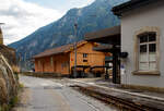 Der Güterboden / Güterschuppen vom Bahnhof Göschenen (Kanton Uri) mit beidseitigem Gleisanschluss zum einen von dieser Seite an die meterspurige Schöllenenbahn (Göschenen–Andermatt, später zur FO, heute Teil der MGB) und zum andern hinten an die weltbekannte normalspurige Gotthardbahn, hier am 02 August 2019. So war hier auch gut das Umladen von Gütern und Waren von normalspurigen Wagen auf meterspurigen Wagen möglich.

Die meterspurige Schöllenenbahn hatte in der Vergangenheit auch eine große militärische Bedeutung, weil sie die Festungsanlagen des Réduit im Gotthardmassiv versorgte. 
