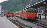 Hochbetrieb in Brig am 09.05.2024: Im Vordergrund Deh 4/4 II 91, links im Hintergrund links Deh 4/4 II 95 und in der MItte die bimodale Elektro-Akkulokomotive Tea 2/2 802