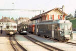 Triebwagen 142 der einstigen Gruyère-Fribourg-Morat Bahn GFM, der anfänglich der Beförderung von Kieswagen für die damals im Bau befindliche Autobahn diente. Deshalb hat er noch keine Innenausstattung, und die Fenster sind abgedeckt. Daneben stehen der alte GFM-Triebwagen 107 und der GFM-Steuerwagen 261. Bulle, 31.Juli 1975   