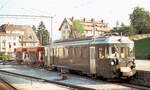 Triebwagen 141 der einstigen Gruyère-Fribourg-Morat Bahn GFM, der anfänglich der Beförderung von Kieswagen für die damals im Bau befindliche Autobahn diente. Deshalb hat er noch keine Innenausstattung, und die Fenster sind abgedeckt. Bulle, 31.Juli 1975   