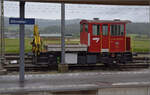 Der Rangiertraktor Tm 232 182 der CJ steht am normalspurigen Ende der Rollschemelanlage in Glovelier. Mai 2024.