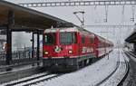 Am 01.04.2022 kommt die Ge 4/4 II 618  Bergün/Bravuogn  im Bahnhof Klosters Platz an