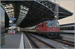 Die SBB Re 4/4 II 11157 wartet mit einem HVZ IR 90 in Lausanne auf die Weiterfahrt.