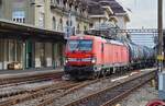 Die (ex DB) WRS 193 302 (91 80 6193 302-7 D-WRSCH) steht mit einem langen Kesselwagenzug in einige Zeit in Lausanne bevor ihre Fahrt weitergeht.