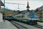 Ein damals noch BLS-blauer RBDe 565 wartet mit einem Regionalzug nach Spiez in Zweisimmen auf die Abfahrt.