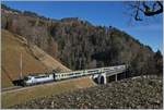 Die BLS Re 4/4 II 502 ist mit ihrem RE 4068 auf dem Weg von Zweisimmen nach Interlaken Ost und überquert kurz vor Weissenburg die 135 Meter lange Bunschenbachbrücke.