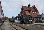 Die ST E 3/3 N° 5 mit ihrem Dampfzug vor dem schmucken Bahnhofsgebäude in Triengen. 
27. Aug. 2017