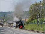Und da dampft er, der erste Dampfzug der Saison 2026 von Blonay nach Chamby. Herrlich wie die G 2x2/2 105 dampft und raucht! Die schwarzen Doppelpfeile auf gelben Grund sind kein neuen Eisenbahnsignal, sondern ein Weghinweis f�r ein Radrennen.

2. Mai 2026