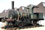 Zahnraddampflok  Gnom  des VHS HG 1/2; Inbetriebsetzung 1871, LüP 7,21m; Dienstgewicht 21t; Vmax 10 km/h ; Erbauer SCB Werkstätte Olten; anlässlich der Feier 100 Jahre Hauptwerkstätte Olten 1956 restauriert.