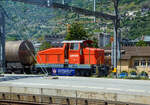 Aus dem Zug heraus, die Em 3/3 163  Rene  (98 85 5837 910-9 CH-LONZA) eine Henschel DHG 500 C der Lonza Group AG (Visp), am 26.05.2023 mit einem Kesselwagenzug im Bahnhof Visp.